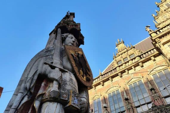 Herbstliches Wetter: Heiterer Himmel, bunte Blätter, milde Temperaturen und leichtem Wind.