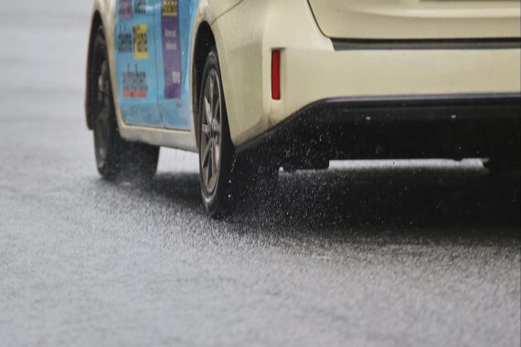 Stürmisches Regenwetter mit Gewittern und starken Windböen in Nordrhein-Westfalen.