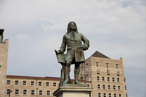 Händel-Denkmal vor dem Rathaus in Halle, sonniger Herbsttag mit leicht bewölktem Himmel.