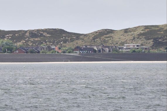 Herbstliche Küstenlandschaft auf Sylt mit Küstenschutzanlagen und mildem Wetter.