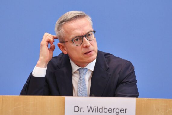 Karsten Wildberger kündigt das Bürokratiemeldeportal zur Verbesserung der Bürgeranliegen an.