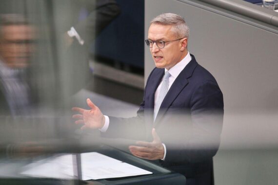 Karsten Wildberger kündigt Maßnahmen zur Bürokratieabbau im Bundeskabinett an. Besprechung im November.