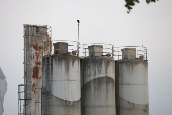 Zementwerk, Industrieanlage, CO2-Emissionen reduzieren, Klimaschutz, moderne Technologien, nachhaltige Produktion.