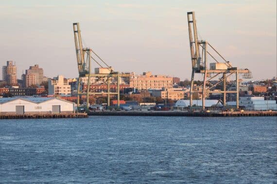 Industrieanlagen symbolisieren die wirtschaftlichen Herausforderungen Europas durch US-Haushaltssperre und mögliche neue Zölle.