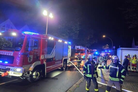 Feuerwehr im Einsatz: Rettungskräfte behandeln Patienten nach Wohnungsbrand in Datteln.