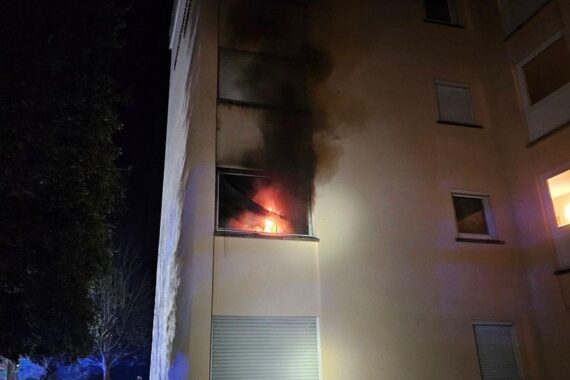 Wohnungsbrand in Radolfzell; Feuerwehr löscht Flammen, keine Verletzten, Ermittlungen zur Ursache laufen.