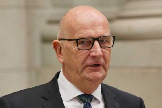 Dietmar Woidke spricht auf dem Fest zum Tag der Deutschen Einheit in Saarbrücken.