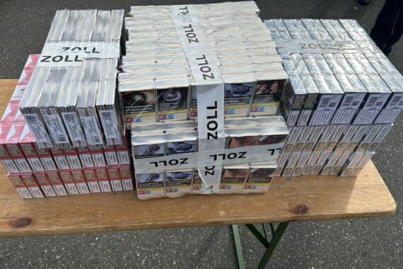 Zollbeamte beschlagnahmen Schmuggelzigaretten aus Osteuropa auf Autobahn. Fahrer unter Verdacht der Steuerhinterziehung.