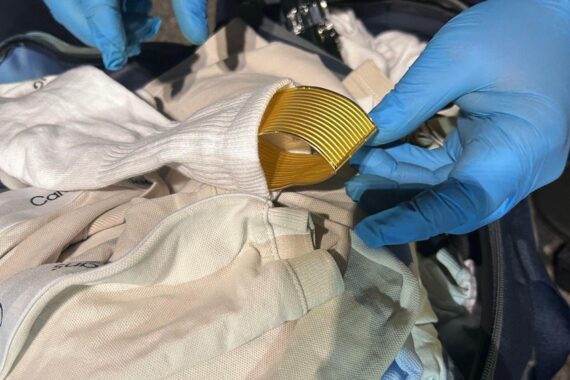 Zollbeamte entdecken versteckten Goldschmuck und Tabak bei Urlaubsrückkehrern in München.