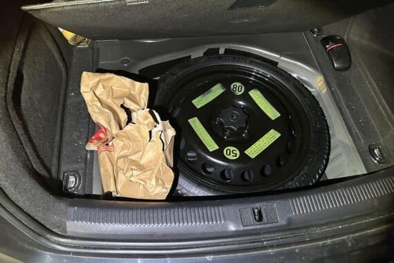 Fahrzeugkontrolle: Zoll entdeckt versteckte Drogen im Reserverad, drei mutmaßliche Händler festgenommen.