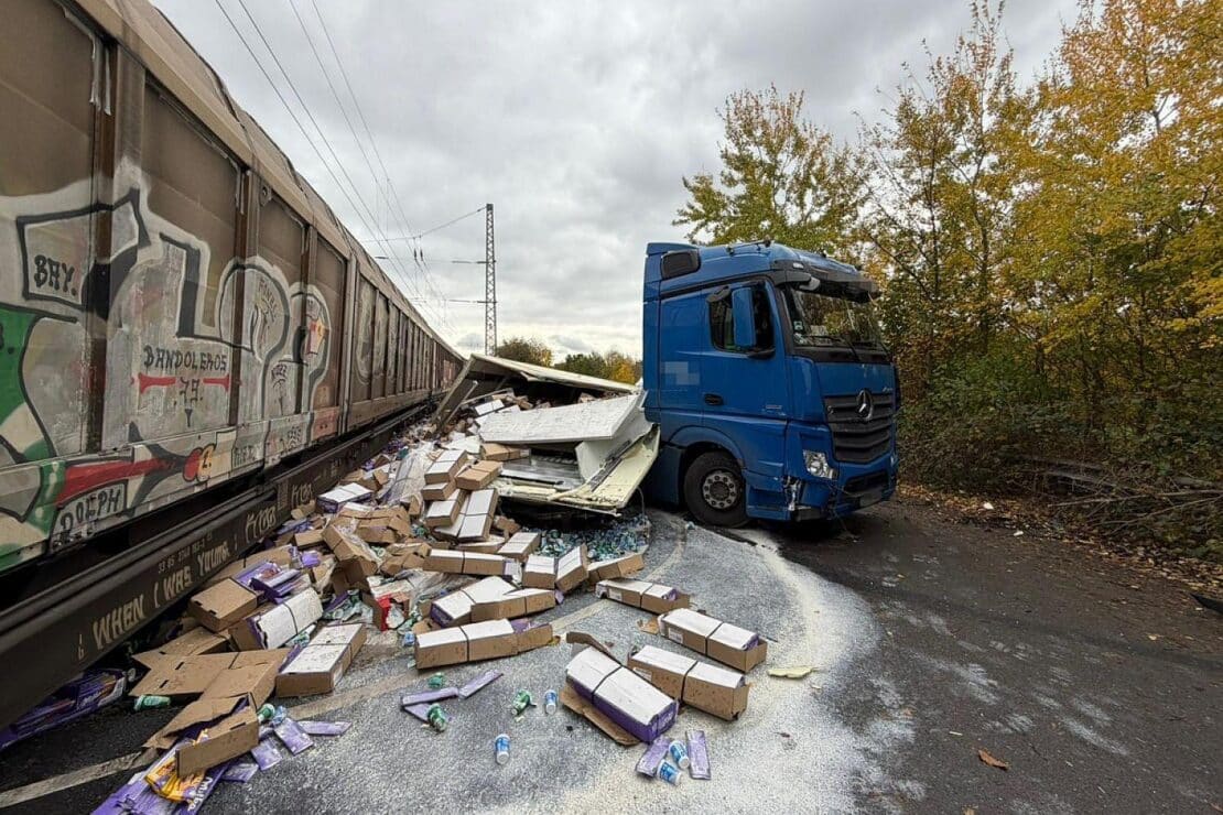 Zug kollidiert mit Lkw am Bahnübergang in Hedemünden