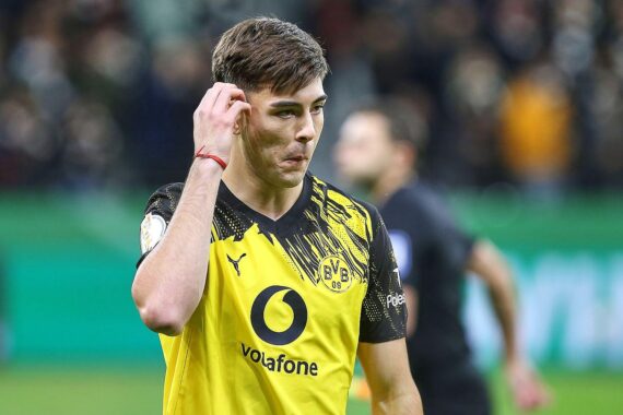 Dortmund gewinnt 2:1 gegen Leverkusen, entscheidende Spieler: Anselmino und Adeyemi. Spannendes Spiel.