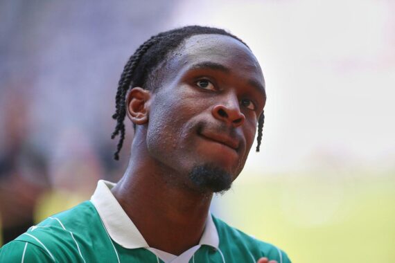 Fußballspielszene: Spieler jubeln nach Tor, Begeisterung und Energie auf dem Spielfeld spürbar.