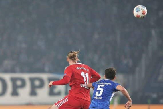 Ein spannendes Fußballspiel zwischen Magdeburg und Nürnberg, mit einem 3:0-Sieg für Magdeburg.