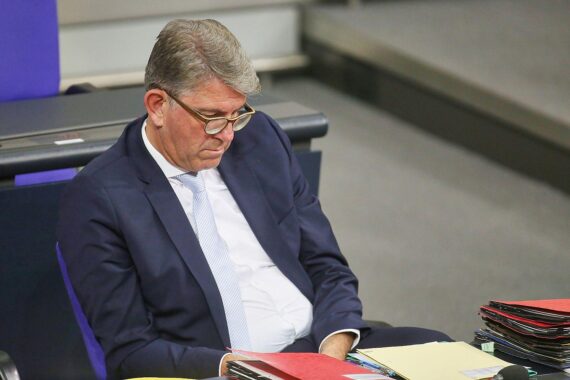 Wolfram Weimer bei einer Veranstaltung, umgeben von Unternehmern und Politikern. Wichtiger Austausch.