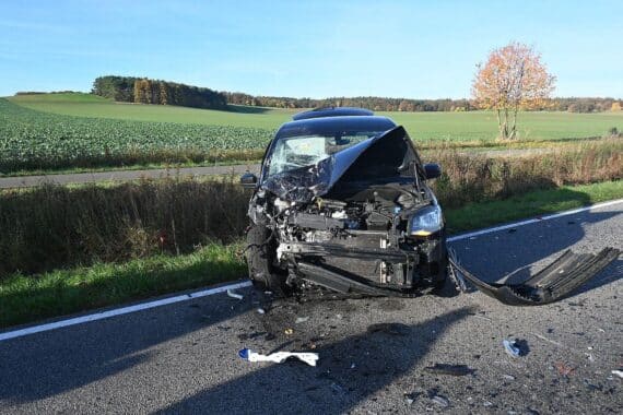 Auffahrunfall mit mehreren verletzten Personen auf Bundesstraße 71, beschädigte Fahrzeuge im Hintergrund.