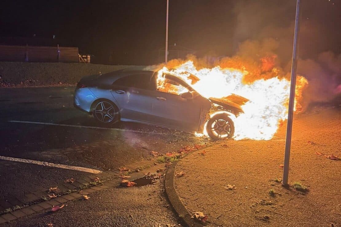 Auto auf Alsdorfer Friedhofsgelände abgebrannt