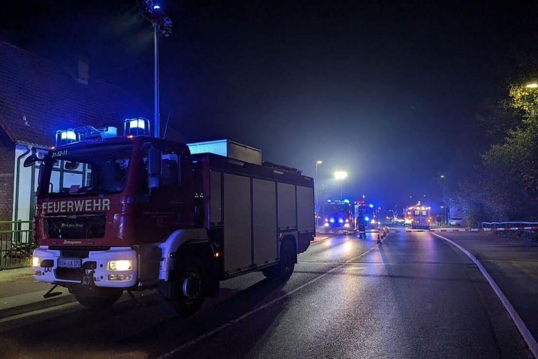 Auto landet nach Unfall in der Wiedau in Rotenburg