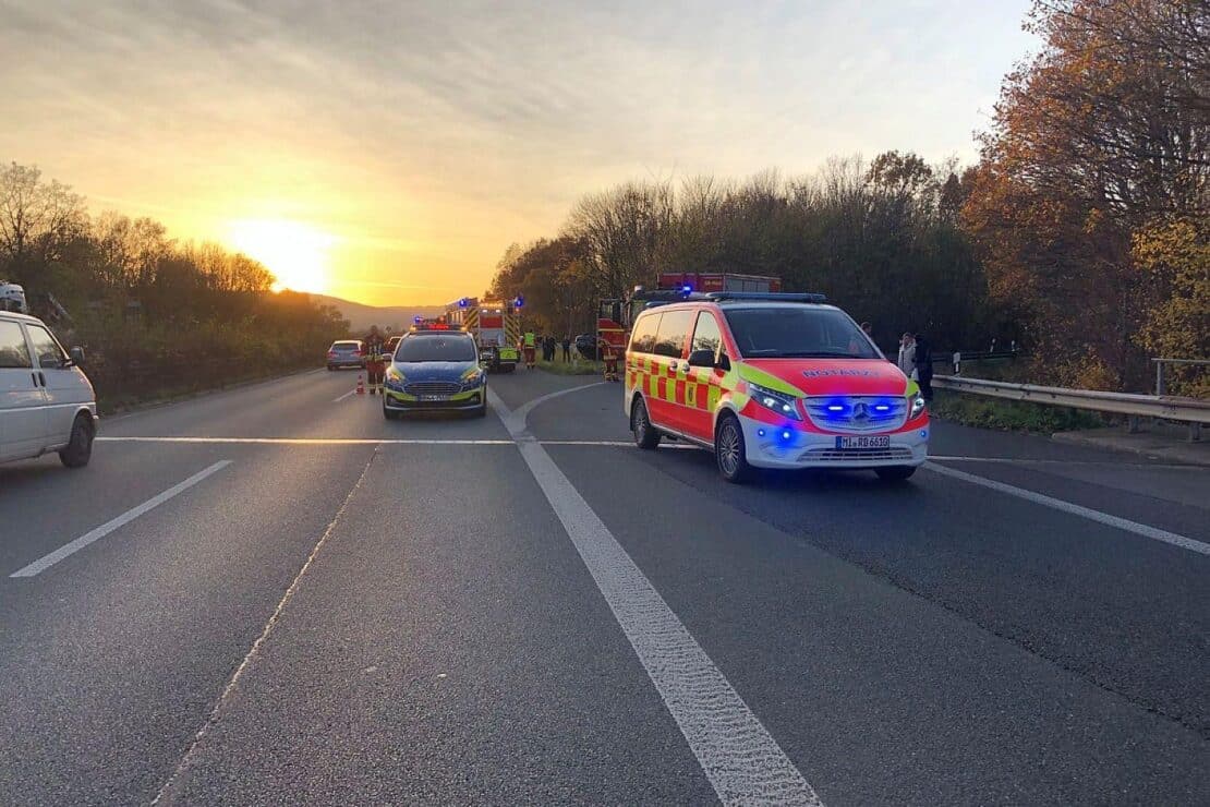 Auto überschlägt sich auf B65 bei Minden