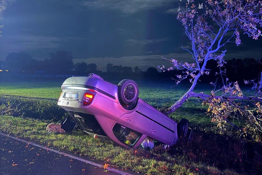 Auto überschlägt sich in Aurich-Dietrichsfeld