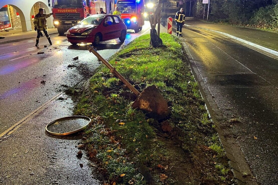 Auto überschlägt sich nach Baumkollision in Herzogenrath