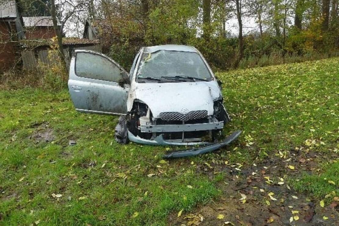 Auto überschlägt sich nach Schleudern in Bülkau