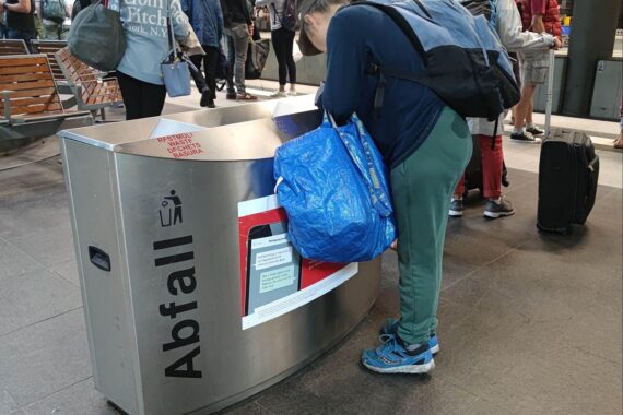 Eine Frau durchsucht Müll; Symbol für existenzielle Not und Altersarmut in Deutschland.