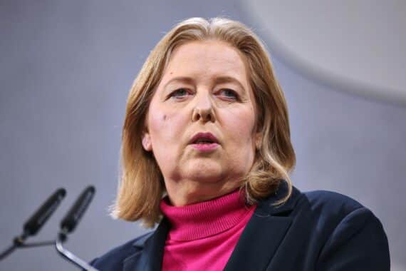 Bärbel Bas diskutiert Rentenpaket; Koalitionskrise zwischen SPD und Union im Fokus.