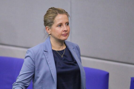 Verena Hubertz diskutiert das Heizungsgesetz und Klimaziele in Berlin.