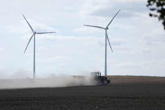 Bauer mit Traktor auf Feld, symbolisiert Landwirtschaft und Naturschutz-Auszeichnung in Bayern.