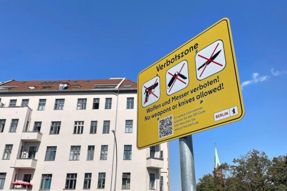 Waffenverbotszone in Berlin: Sicherheitskräfte kontrollieren, Ministerin fordert stärkere Ermittlungsbefugnisse gegen Waffenschmuggel.