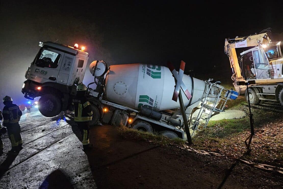 Betonmischer blockiert Bahnstrecke bei Kutenholz
