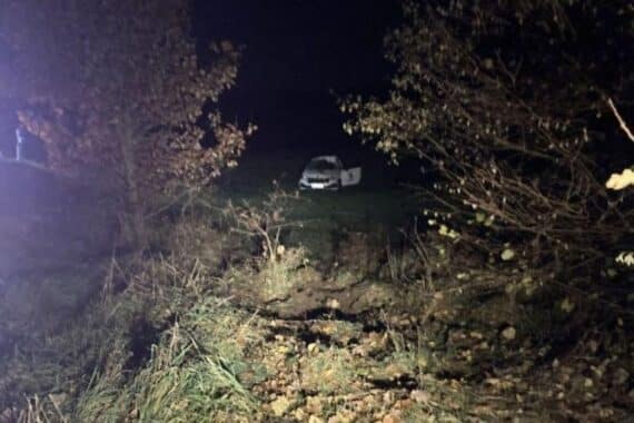 Unfallwagen auf Feld nach Überschlag; betrunkener Fahrer ohne Führerschein, Verletzungen.