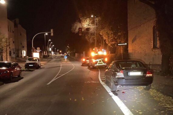 Ein beschädigter Ford und ein Volvo nach einem alkoholbedingten Verkehrsunfall in Bielefeld.