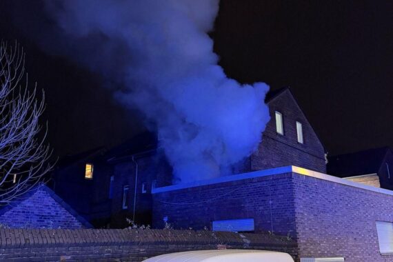 Zimmerbrand in Gelsenkirchen: Feuerwehr im Einsatz, Bewohner verstorben, Rettungskräfte behandeln verletzte Personen.