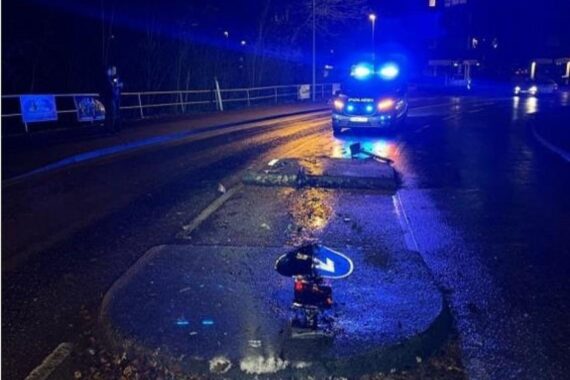 Betrunkener Autofahrer mit beschädigtem Wagen und gefälschten Führerscheinen, Polizei bei Kontrolle.