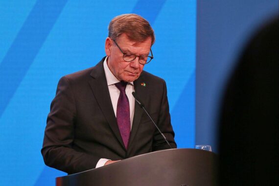 Bundesaußenminister Johann Wadephul spricht über Syrien-Rückkehr im Bundestag, unterstützt von CDU-Kollegen.