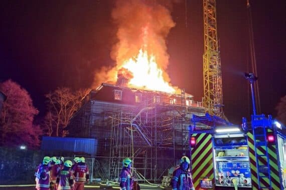 Dachstuhlbrand im Herrenhaus: Feuerwehr Velbert im Einsatz mit Drehleiter und zahlreichen Einsatzkräften.