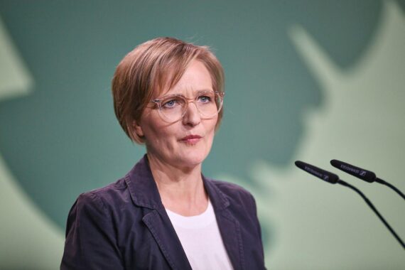 Franziska Brantner diskutiert Generationengerechtigkeit und Freiwilligen-Register zur Stärkung der Verteidigungsfähigkeit.