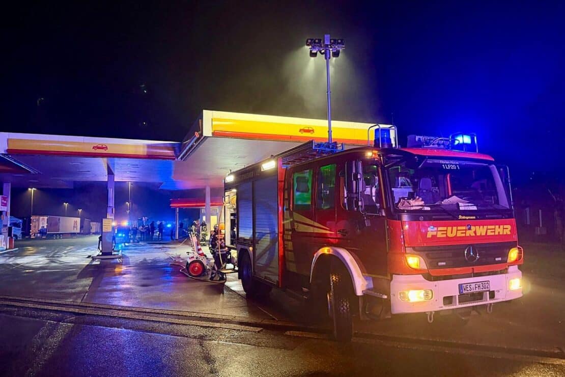 Brennendes Auto an Tankstelle auf Rastplatz Hünxe Ost