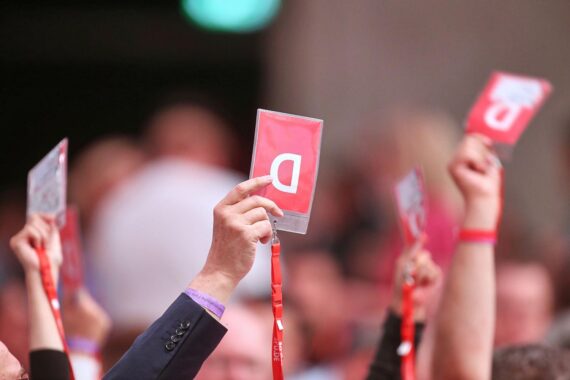 SPD-Mitglieder diskutieren über Bürgergeld, Unterschriftenübergabe und interne Parteireform.