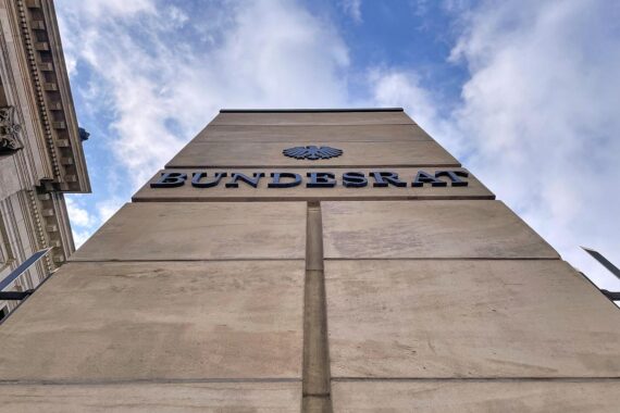 Bundesratssitzung: Diskussion über gesetzliche Kostenkompensationen zwischen Bund und Ländern.