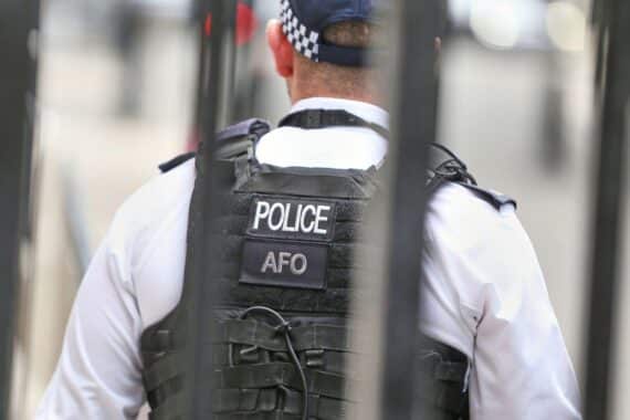 Britischer Polizist bei der Festnahme eines Verdächtigen wegen Hamas-Mitgliedschaft in London.