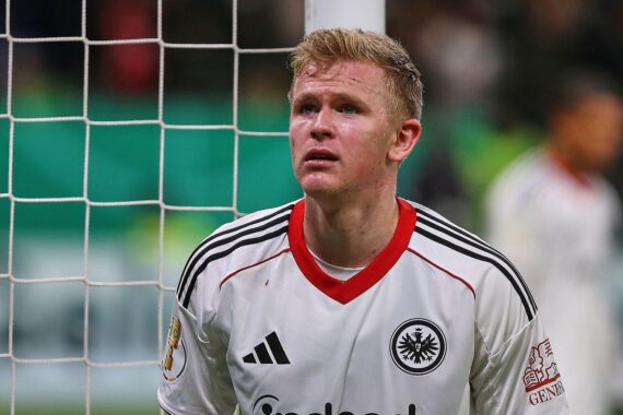 Fußballspiel zwischen Eintracht Frankfurt und 1. FC Köln, intensive Spielszene, jubelnde Spieler.