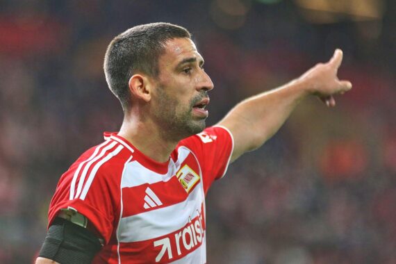 Fußballspiel mit Rani Khedira, der entscheidendes Tor für Union Berlin erzielt.