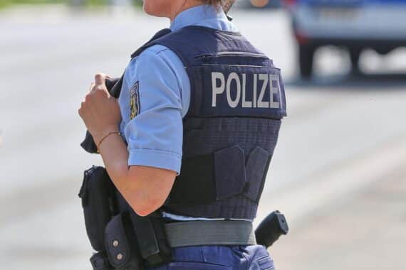 Grenzübergang mit Bundespolizei: Kontrollen, Reisende begleichen Geldstrafen, Haftbefehle abgewendet.