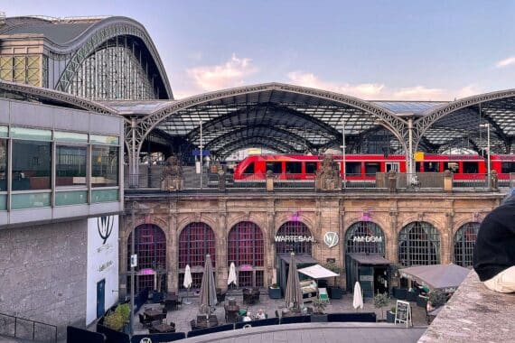 Bild: Kölner Hauptbahnhof mit Warnschildern zu Mitführverbot für gefährliche Gegenstände.