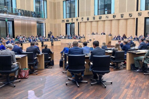 Bundesrat-Sitzung zur Stopp des Krankenkassen-Sparpakets und Diskussion um Beitragserhöhungen.