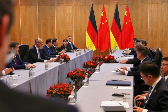 Friedrich Merz und Li Qiang beim G20-Gipfel, konstruktives Treffen über Handelsfragen und Zusammenarbeit.