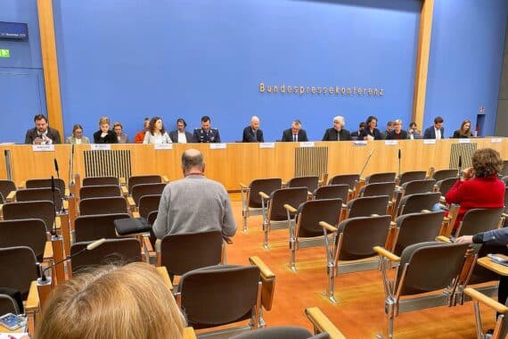 Regierungssprecher informiert über Afghanen in Pakistan, die vor Rückkehr in Lebensgefahr warnen.